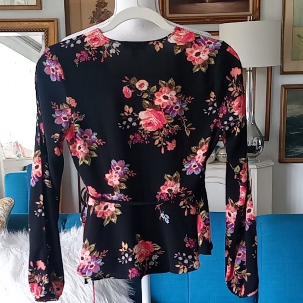 Pretty floral wrap blouse - Picture 5 of 8
